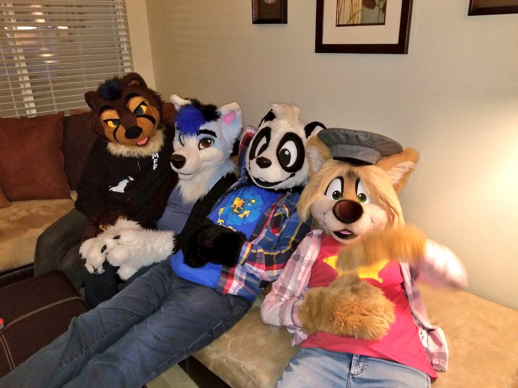 panda_paco's tweet photo. Having a blast at #RedCon2018 with @rede4bed @panda_paco @Cloud1516 @KoidelCoyote and cool pics by @ErwinCanlas https://t.co/gEZ1l0G0vK