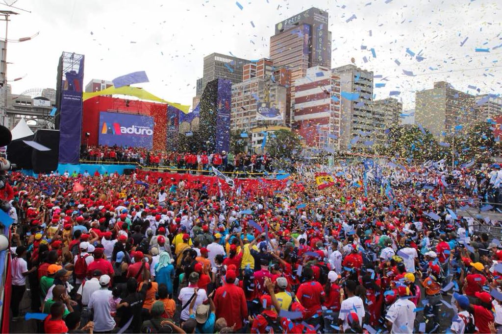 delcyrodriguezv's tweet photo. Así fue el majestuoso cierre de campaña del candidato de Venezuela @NicolasMaduro en Caracas! Histórico discurso que surcará por siempre las páginas de la política de nuestro país! Vamos Venezuela a ganar por el futuro, la paz, la soberanía y la prosperidad! #VotaSomosVenezuela https://t.co/frEKASAxqM