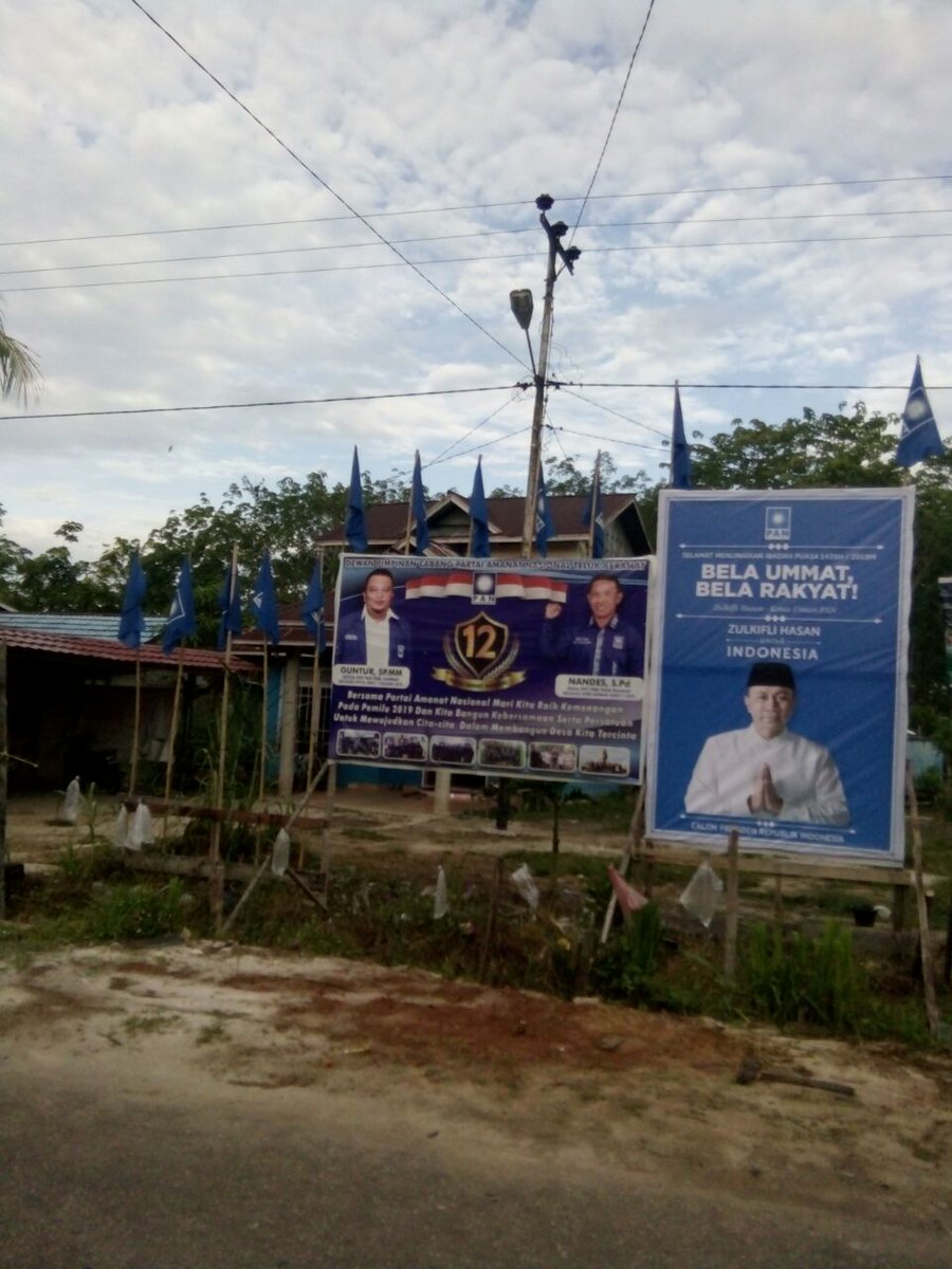 andriPAN86's tweet photo. Pemasangan baliho Ketua Umum Partai Amanat Nasional bang @ZUL_Hasan,di Kec.Teluk Keramat Kab.Sambas.Marhaban Ya Ramadhan Selamat Menunaikan Ibadah @GunturPmk
@eddy_soeparno @AstoRiskon #PANOptim12
#ZulHasForPresidenRI
#GunturSPMM
#ForDPRRI
#AdminAndriSaputra https://t.co/Ij8kyot2hy