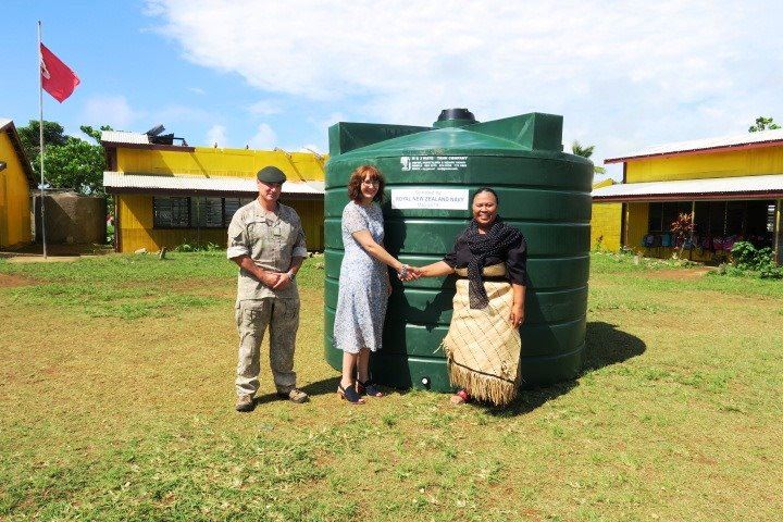 NZNavy's tweet photo. When #HMNZSOtago was diverted from Napier & placed on standby for #CycloneGita, those who bought tickets to a cancelled function on the ship donated the money to Tonga. Thanks to Napier & our Navy, four water tanks were sent to schools in disrepair from the Cyclone.
#Force4Good https://t.co/v5AE78N0UL