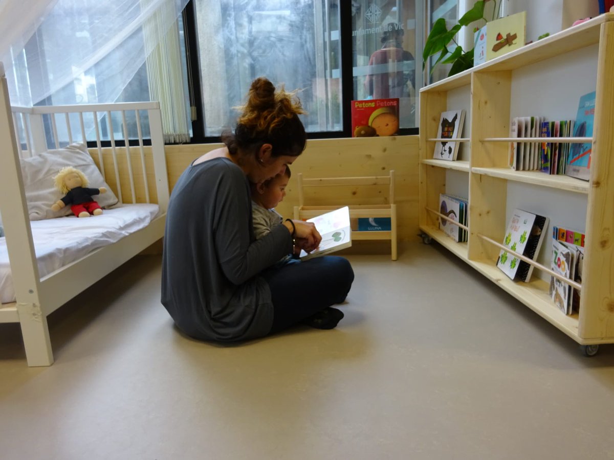 vic_educacio's tweet photo. 📷Mares i fills en un ambient de joc ric i de qualitat a l'Espai Familiar Municipal de #Vic Des de les converses espontànies i el joc, a l'oportunitat de construir noves relacions plenes de possibilitats. https://t.co/NcrDI54tVZ