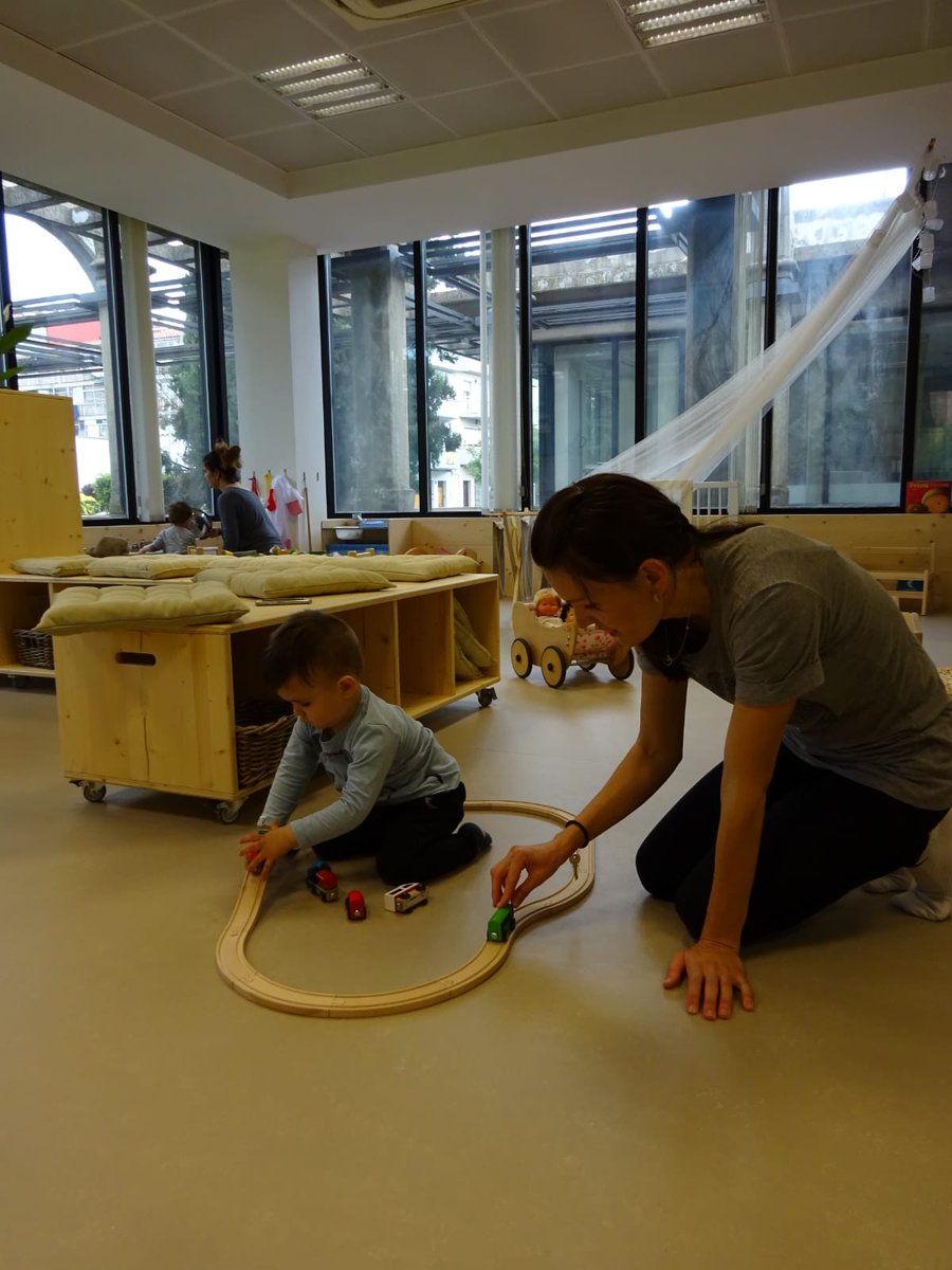 vic_educacio's tweet photo. 📷Mares i fills en un ambient de joc ric i de qualitat a l'Espai Familiar Municipal de #Vic Des de les converses espontànies i el joc, a l'oportunitat de construir noves relacions plenes de possibilitats. https://t.co/NcrDI54tVZ