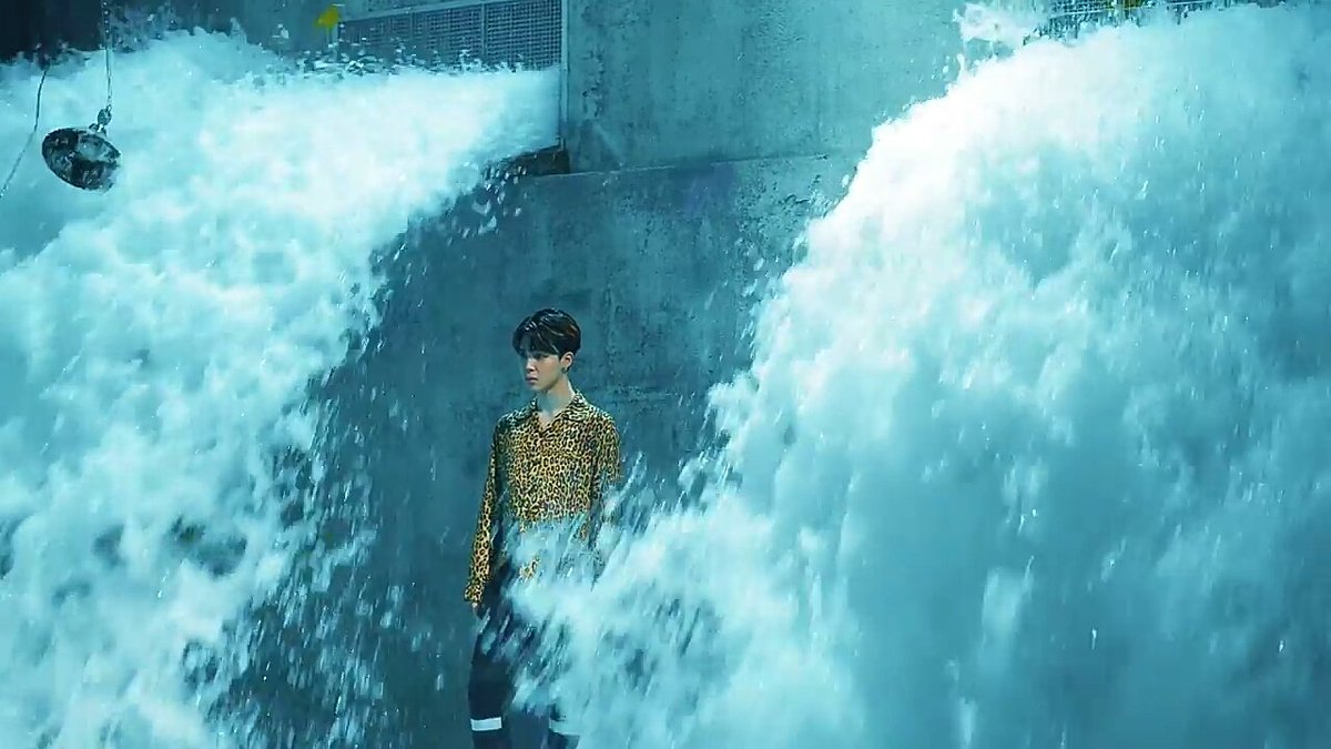 21styg's tweet photo. in i need u the tub is full of water, in fake love jimin is being flooded @BTS_twt #FakeLoveFriday https://t.co/miWYhrEq3N