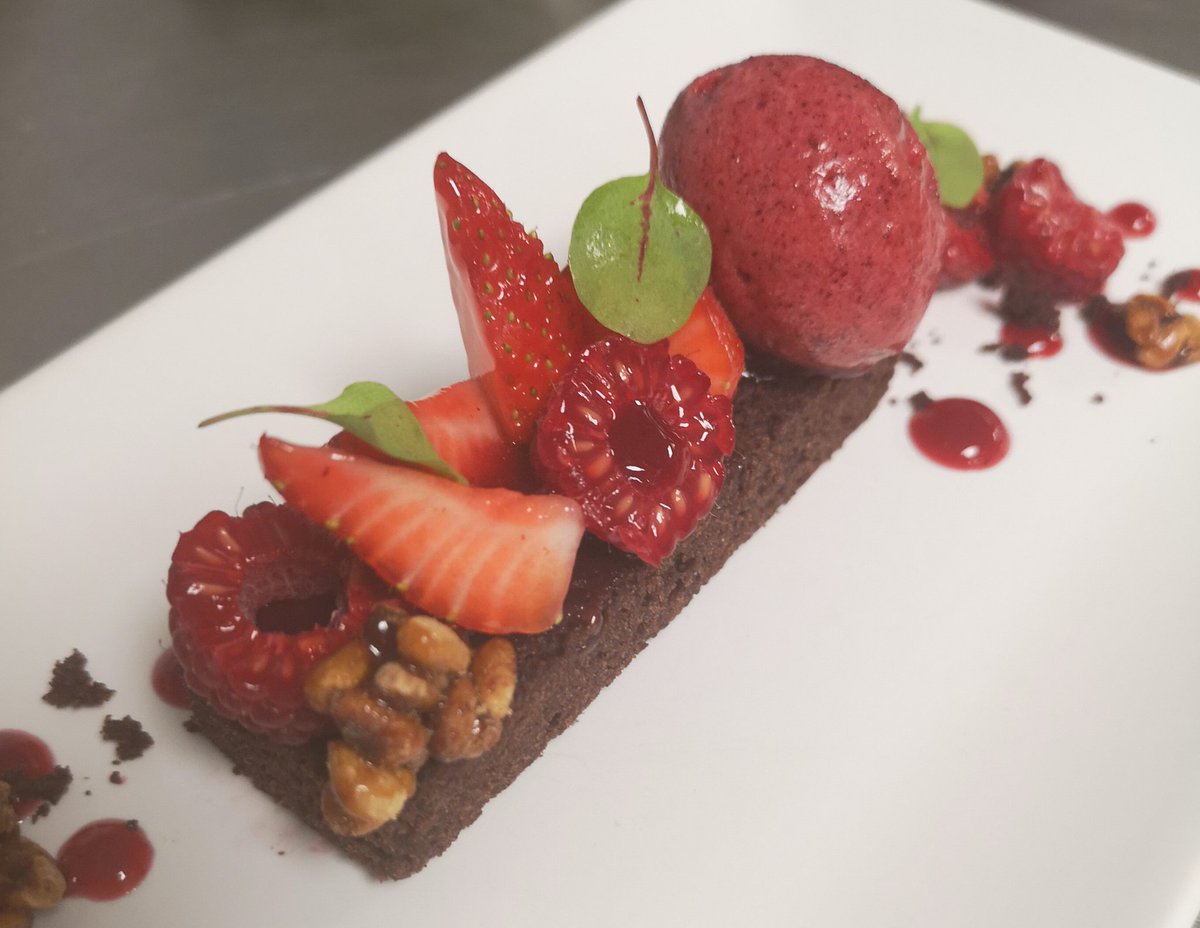 Stunning Deserts from <a href="/APaulaOliver/">Ana Paula Oliver</a> last night. Such a privileged helping out with the Duchenne charity dinner last night with a great team <a href="/Vadischef/">Nick Vadis</a> <a href="/compassgroupuk/">Compass Group UK & I</a>