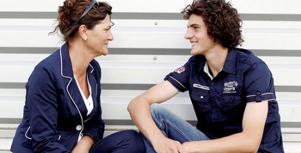 - Oublie cette histoire de Coupe du monde mon chouchou. L'autre vieux schnock est juste jaloux parce que tu as de belles dents et des belles bouclettes. On partira 15 jours chez mamie fin juin, je t'ai inscris en colo' tu pourras passer ton brevet de canoë.