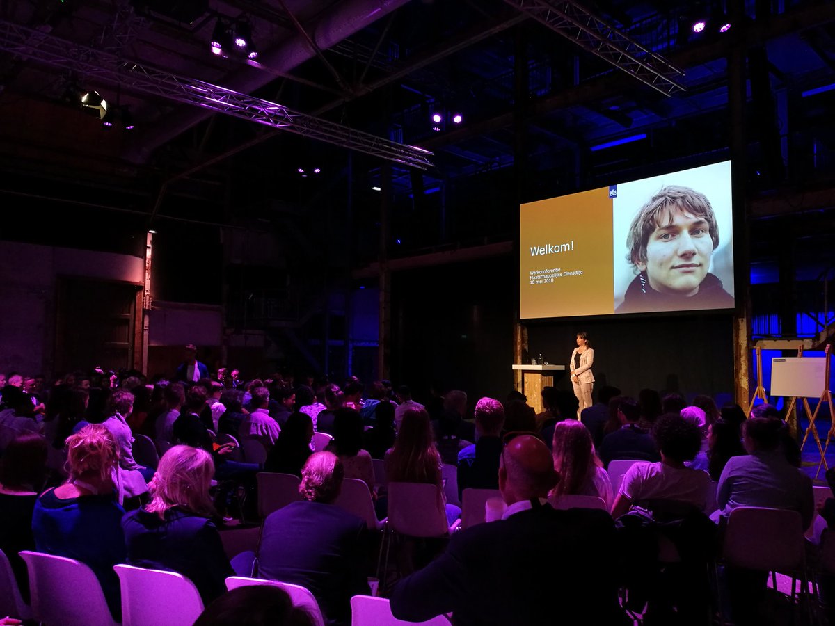 Ennn we zijn begonnen. De tweede conferentie voor de #MaatschappelijkeDiensttijd. Meer dan 100 jongeren denken én beslissen vandaag mee over de invulling daarvan. Supertof om hierbij aanwezig te zijn en heel erg benieuwd naar de deeën van de jongeren! 😄 #NJR #MDT