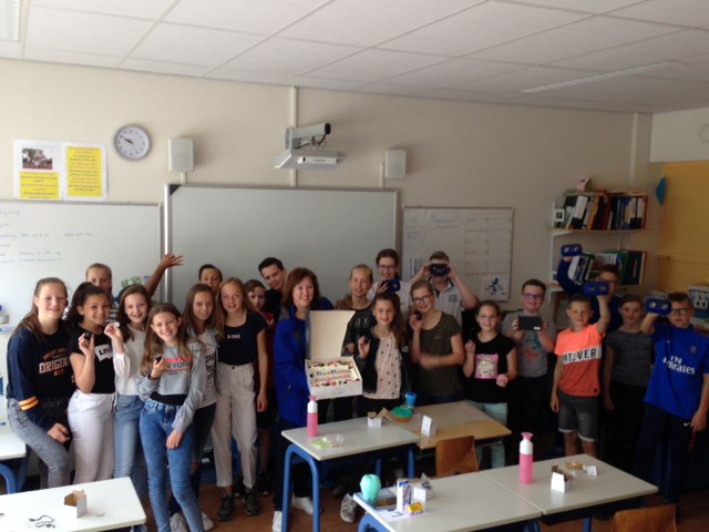 mariskamol08's tweet photo. Zojuist groep 8 van CBS De Schelp uit Puttershoek, één van de winnaars van de bankbattle 2018, verrast met een heerlijke taart. Wat een toppers!
#bankbattle #cbsdeschelp #rabobank @RaboHHV https://t.co/0vyvGCI2Hn