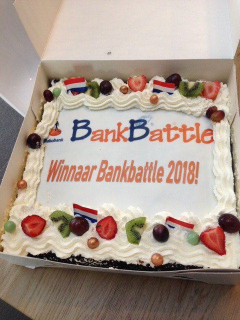 mariskamol08's tweet photo. Zojuist groep 8 van CBS De Schelp uit Puttershoek, één van de winnaars van de bankbattle 2018, verrast met een heerlijke taart. Wat een toppers!
#bankbattle #cbsdeschelp #rabobank @RaboHHV https://t.co/0vyvGCI2Hn