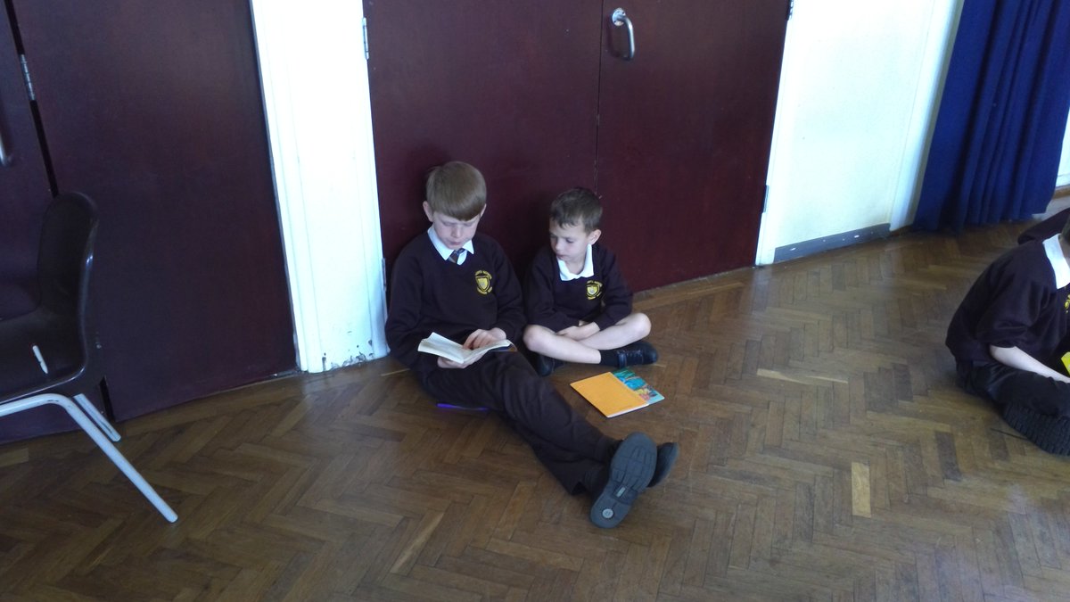 olsyear5's tweet photo. We had a lovely time reading and sharing books with @olsyear2 this morning! #olsliteracy https://t.co/yeU6GXxazy