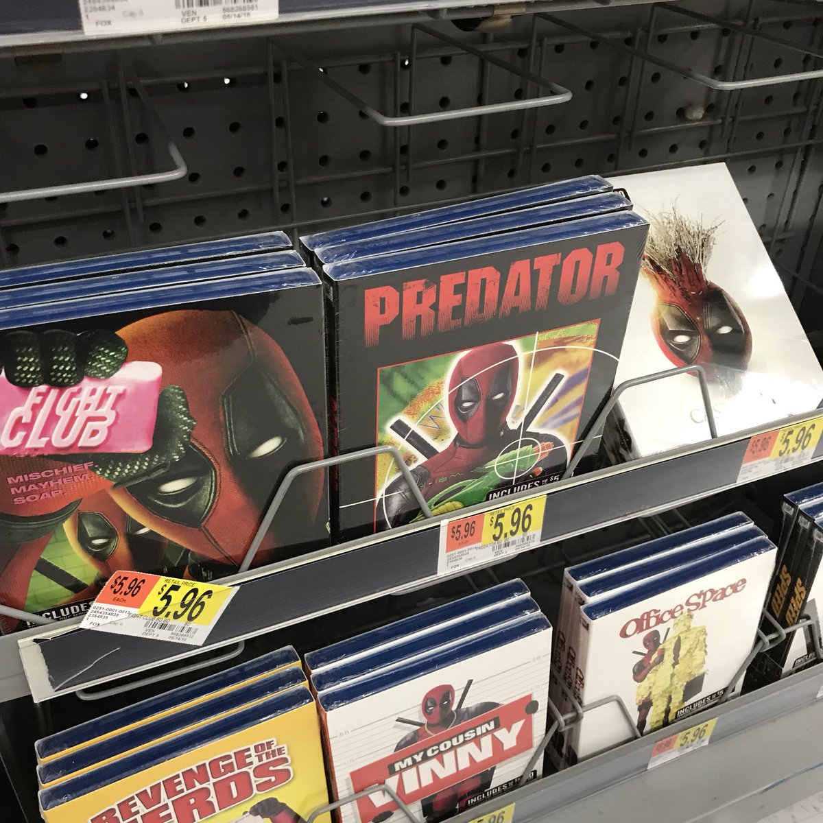lacriaturacreat's tweet photo. Deadpool sabotea las portadas de otras películas en los supermercados de EE.UU. >>> https://t.co/EbS2Kn82Vm https://t.co/nhxai51Od6