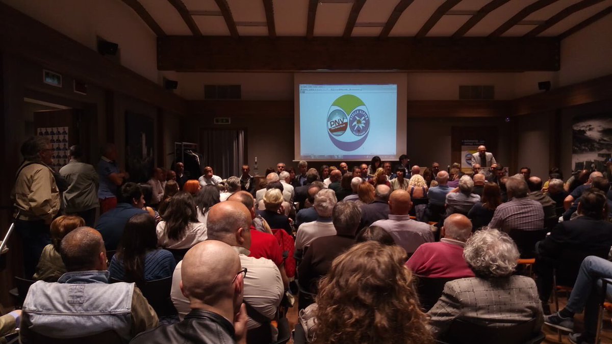 StellaAlpinaVdA's tweet photo. Ieri abbiamo concluso i nostri incontri sul territorio; per far diventare fatti le parole dette  e realtà i progetti e le idee di cui vi abbiamo parlato, domenica dateci il vostro sostegno perché #sipuòfare! #Regionali2018 #consvda #stellalpina https://t.co/SStdx3lTzK