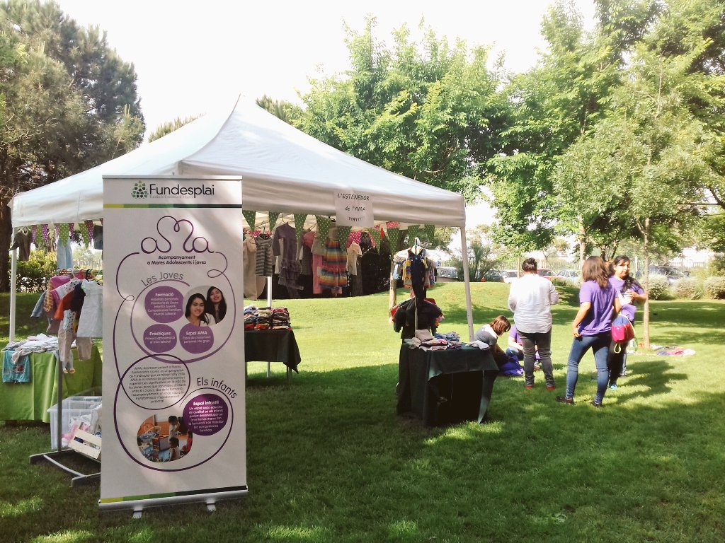mariabrunob's tweet photo. Avui les joves del programa #Ama @fundesplai i els seus fills i filles participant a l'estenedor de l'Ama: mercat d'intercanvi de robeta #compartint #donesplenesdevida https://t.co/wrIWSAwpHN