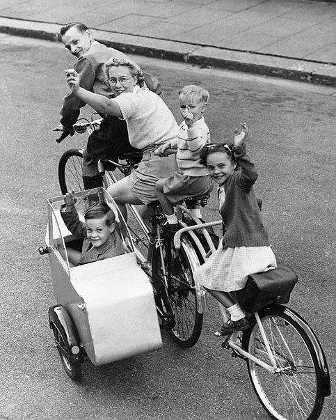 histpics38's tweet photo. Before everyone had cars....:) #oldphotos #vintage #cycling #familybike #historicalphotos #tandem #creativebike #familyonbike https://t.co/XJFqD7aeLP