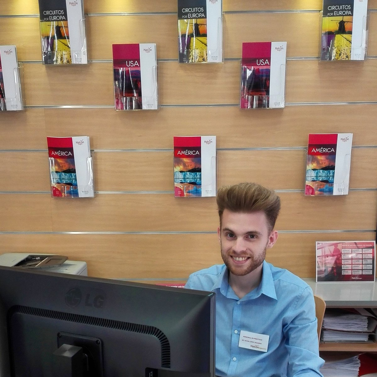 ESTCSMalaga's tweet photo. Nuestro alumno Kevin está haciendo sus prácticas en #halconviajes. Nos comenta que se encuentra muy apoyado por su tutor y que lo implican en todo tipo de tareas. Otro alumno que disfruta de su elección y formación. ¡Nos alegramos muchísimo!
#ESTCS #Málaga #Turismo #CicloAgencia https://t.co/4v8lKFWWu7