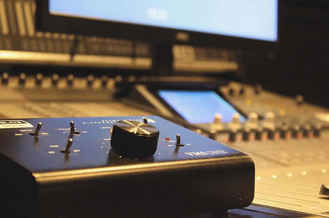 MagpieKent's tweet image. Been using the slate VMS One mic pre on various different mics today, great for when you want a clean signal without a lot of colouration! 

#recordingartist #slatevms #micpreamp #slatedigital #tascamdm3200 #magpiestudios #magpiestudioskent #inthestudio #studiogear #gear #audio