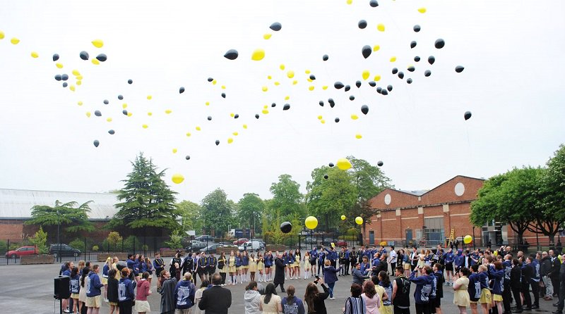 stockportgs's tweet photo. Today is the Sixth Form Leavers’ Day and it is great that the sun is shining for them!
There is a day of activities planned which culminate in a #balloonrelease this afternoon. https://t.co/ACaJ58Xnx8
