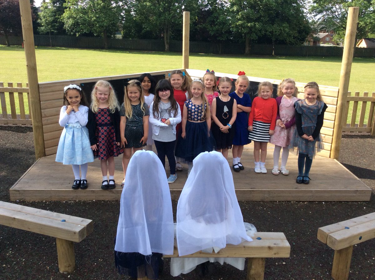 BroughPrimary's tweet photo. Y1 - Royal Wedding Excitement! #HarryandMeghan #RoyalWedding2018 #tooexcitedtowork #lemonade&amp;buns https://t.co/7D35l7U0mZ