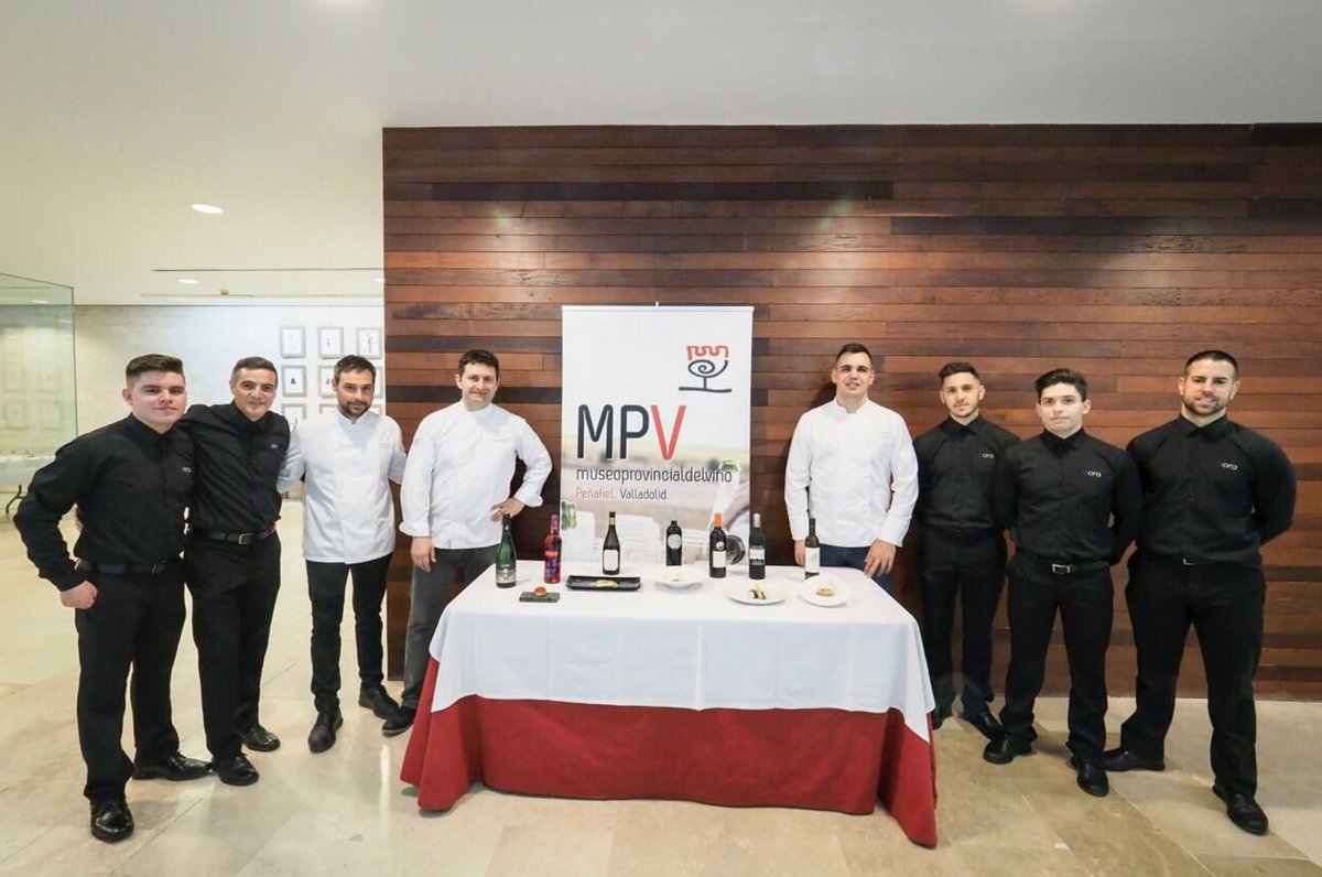 BodegasMenade's tweet photo. Ayer participamos con #DulceMenade en la previa al evento que tendrá lugar en la Plaza Mayor de #Valladolid a partir de las 12, donde se dieron cita los tres chef con Estrella Michelín de la provincia: Miguel Ángel, Marc Segarra y Víctor Martín https://t.co/KaGOBsu3H7 https://t.co/flnBlq0eiq