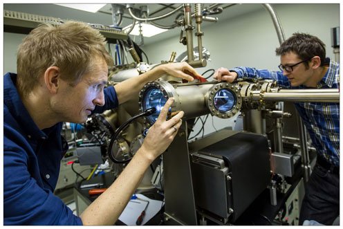 science_ku's tweet photo. Det er aldrig for sent at skifte karrierespor - det er Peter Krogstrup et godt eksempel på. Han er nemlig gået fra at være musiker til at være professor i fysik og forske i en ny kvantecomputer. #scienceku #kbhuni #QDEV #dkforsk #framusiktilfysik
https://t.co/2DG99w7Wyl https://t.co/6DqI74iqcG