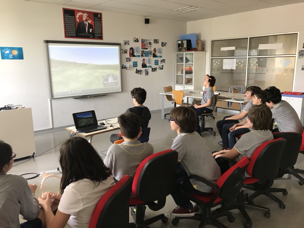 EmreOzenoglu's tweet image. #RoboCode robotik takımımız, REALFLIGHT uygulamasıyla ileri uçuş/sürüş tekniklerini simüle ettiler! ✌🏻🛬🛫✈️🚁 #coding @bkegitek @burhanyazgan @sleymankocdemi1 @elfyet @elifgurtan