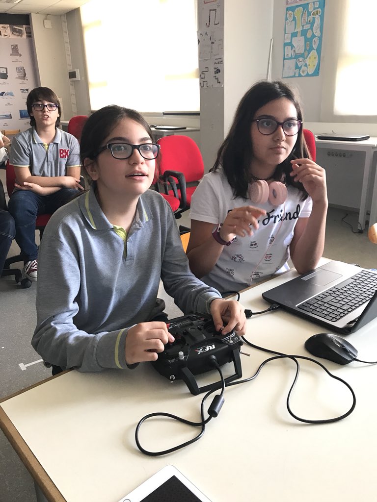 EmreOzenoglu's tweet image. #RoboCode robotik takımımız, REALFLIGHT uygulamasıyla ileri uçuş/sürüş tekniklerini simüle ettiler! ✌🏻🛬🛫✈️🚁 #coding @bkegitek @burhanyazgan @sleymankocdemi1 @elfyet @elifgurtan