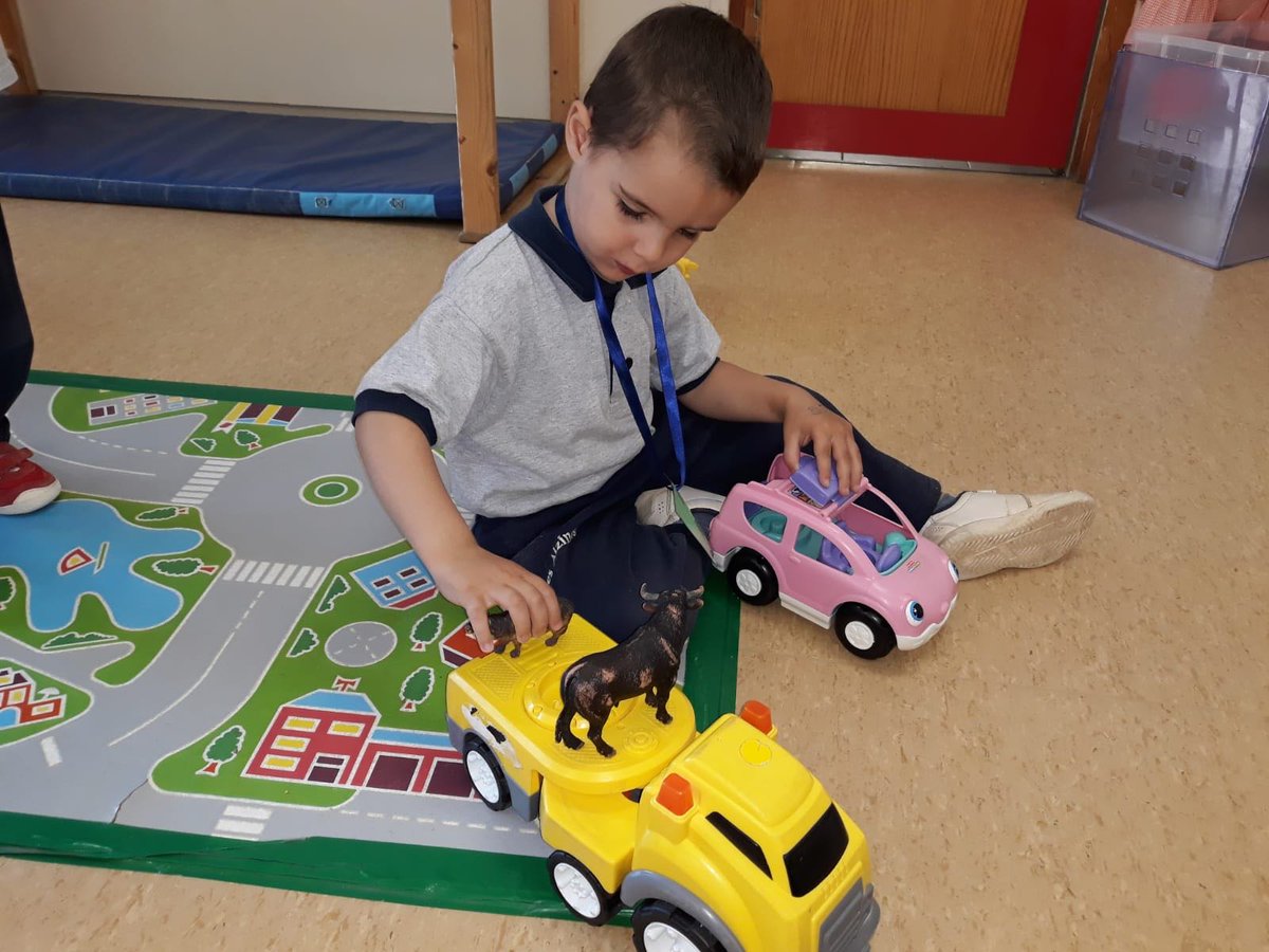 lesalzines's tweet photo. Els aneguets molt creatius fent #interaules #infantil 🚘 https://t.co/QcLhpXIyXg