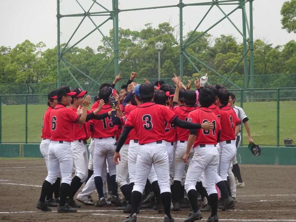 Baseball_SIU's tweet photo. 5/18 春季I部リーグ戦⑦
VS松山大学 1対0 ○
尾原ー瀬口
両投手の好投により、互いにヒットが出ず7回まで0が続く…
7回裏、4番瀬口がサヨナラホームランを打ち、試合終了！
ヒーローは瀬口👏
全試合を終え、5勝1敗1分
この試合の勝利で春季I部リーグ戦の優勝、全国大会出場が決定！
本当におめでとう💮 https://t.co/5mKqwo05PL