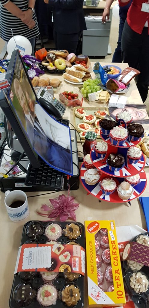 jojograce01's tweet photo. @Dacorum_OP_Team celebrating the royal wedding dacorum@style https://t.co/v5y5ku99eJ
