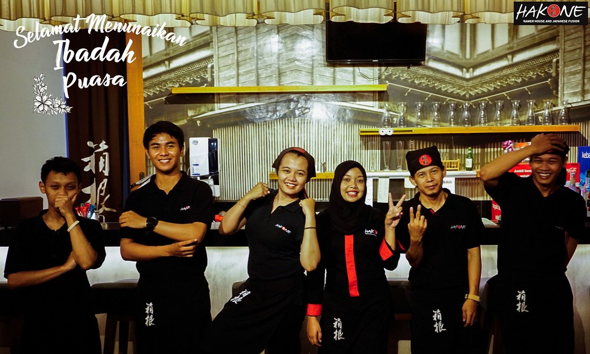 hakoneresto's tweet photo. #hakoneresto mengucapkan Selamat Menunaikan Ibadah Puasa bagi yang menjalankannya. Gimana puasa hari ke-2? Harus tetap semangat, kuat, dan menebar kebahagiaan dong kayak kakak-kakak Hakone ini. https://t.co/E3eJqm2jF4