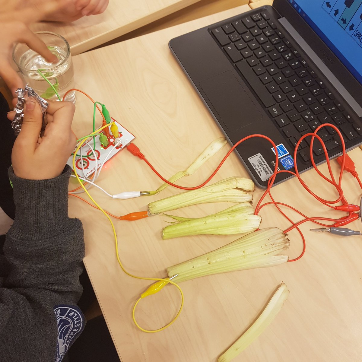 Intensiva dagar med programmering, så lärorikt för både stora och små! #lidskol #sticklingeskola