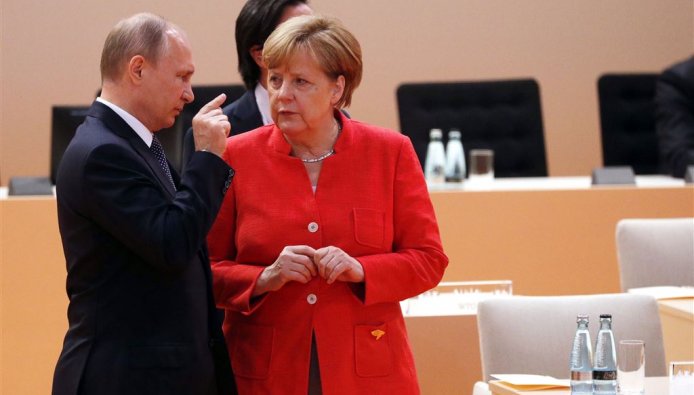 RTLZ's tweet photo. Dit speelt vandaag: Merkel en Poetin praten over Iran-deal, net als minister Stef Blok, ondernemers vrezen toerismeplannen Amsterdam. Dit en meer in #ZFirst:
https://t.co/WsX5mDxW7i https://t.co/1EokC8vryM