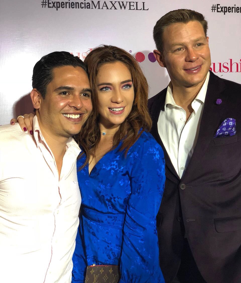 Carlos1Hurtado's tweet photo. Trío de tres 😎😜 #experienciamaxwell @RevistaMAXWELL @_MAXWELL_ #labanda @Erikaizer @pepefahara @AgenciaFahara 😎✌🏼 https://t.co/LScCrMp2RE
