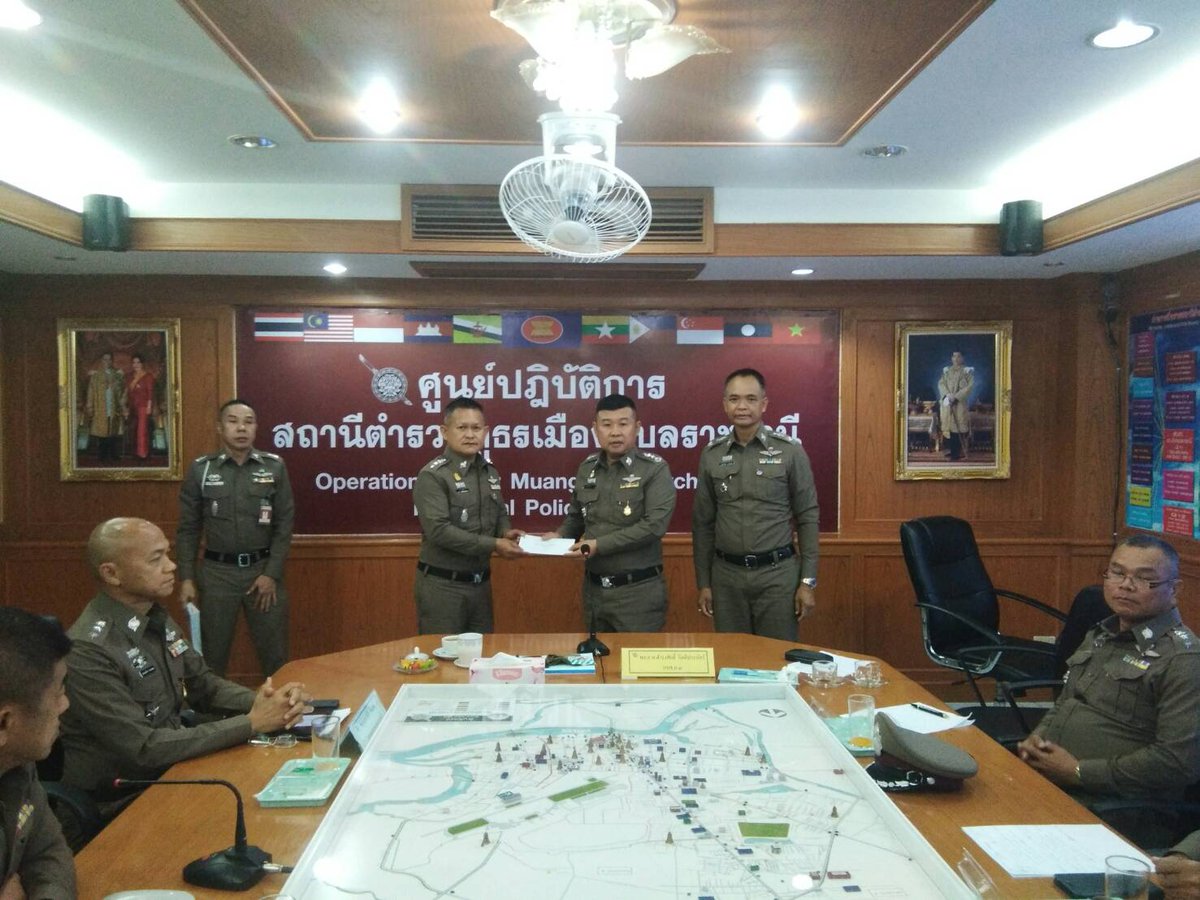 MuangUbonPolice's tweet photo. วันนี้ 18 พ.ค.2561 เวลา 10.00 น. พล.ต.ท.ดำรงศักดิ์ กิตติประภัสร์ ผบช.ภ.3 ตรวจเยี่ยม สภ.เมืองอุบลราชธานี กำชับการปฏิบัติตามนโยบาย โดยมุ่งเน้นการให้บริการประชาชน การดูแลทุกข์สุขของผู้ใต้บังคับบัญชา และได้มอบเงินช่วยเหลือโครงการอาหารกลางวัน พ.ต.อ.ทวี กิติวิริยกุล เป็นผู้แทนรับมอบ https://t.co/nnhm42zDD6