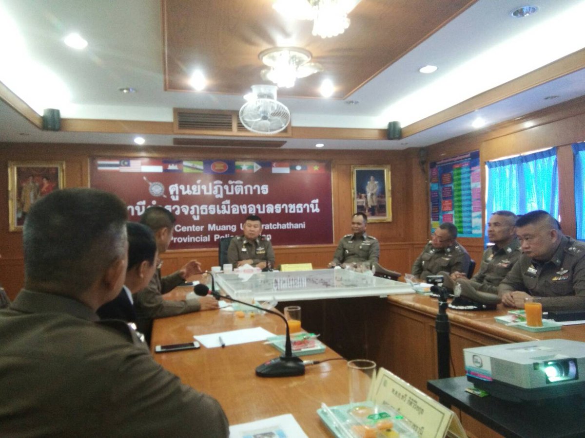 MuangUbonPolice's tweet photo. วันนี้ 18 พ.ค.2561 เวลา 10.00 น. พล.ต.ท.ดำรงศักดิ์ กิตติประภัสร์ ผบช.ภ.3 ตรวจเยี่ยม สภ.เมืองอุบลราชธานี กำชับการปฏิบัติตามนโยบาย โดยมุ่งเน้นการให้บริการประชาชน การดูแลทุกข์สุขของผู้ใต้บังคับบัญชา และได้มอบเงินช่วยเหลือโครงการอาหารกลางวัน พ.ต.อ.ทวี กิติวิริยกุล เป็นผู้แทนรับมอบ https://t.co/nnhm42zDD6