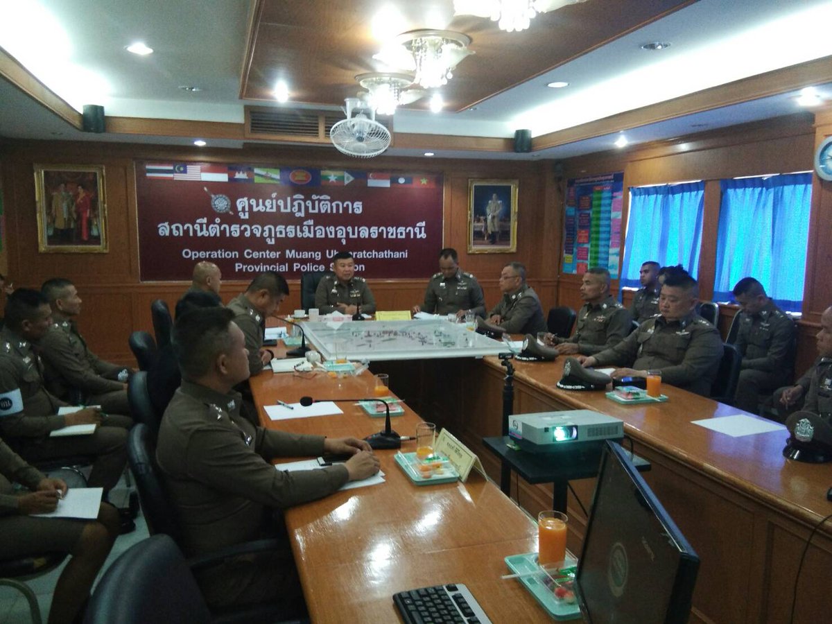 MuangUbonPolice's tweet photo. วันนี้ 18 พ.ค.2561 เวลา 10.00 น. พล.ต.ท.ดำรงศักดิ์ กิตติประภัสร์ ผบช.ภ.3 ตรวจเยี่ยม สภ.เมืองอุบลราชธานี กำชับการปฏิบัติตามนโยบาย โดยมุ่งเน้นการให้บริการประชาชน การดูแลทุกข์สุขของผู้ใต้บังคับบัญชา และได้มอบเงินช่วยเหลือโครงการอาหารกลางวัน พ.ต.อ.ทวี กิติวิริยกุล เป็นผู้แทนรับมอบ https://t.co/nnhm42zDD6