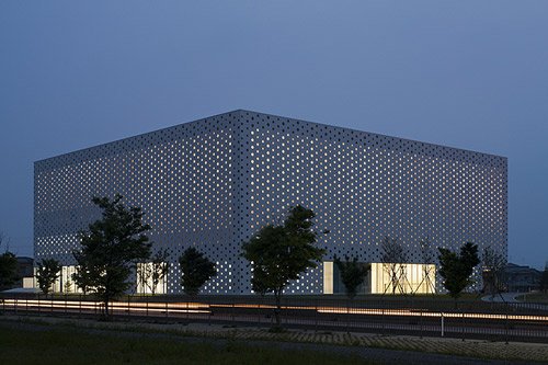 12011Bot's tweet photo. 金沢海みらい図書館

約45ｍ×45ｍの平面、高さ約12ｍの空間を25本の柱が支え、「パンチングウォール」が4面取り囲む単純な空間を提案した。この大きな空気のボリューム感が、図書館らしいリーディングスペースを表現する。

CAt　小嶋一浩＋赤松佳珠子 https://t.co/BHpRs25fT8