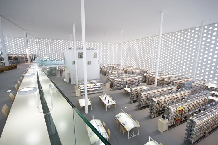 12011Bot's tweet photo. 金沢海みらい図書館

約45ｍ×45ｍの平面、高さ約12ｍの空間を25本の柱が支え、「パンチングウォール」が4面取り囲む単純な空間を提案した。この大きな空気のボリューム感が、図書館らしいリーディングスペースを表現する。

CAt　小嶋一浩＋赤松佳珠子 https://t.co/BHpRs25fT8