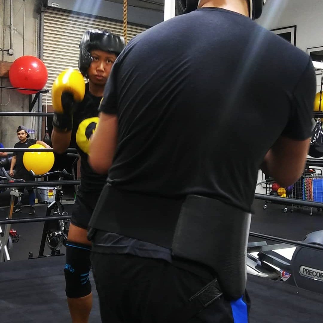 SavannahEm1's tweet photo. Good to get some light boxing in again with the guys and gals of @strongsportsgym (while rockin' my trusty NeverTap knee brace BLACK EDITION) https://t.co/zJOt3qkR6u
#boxing #strongsportsgym #chinatown #spar #fight #train #mma #femalefighter #gloveup #nevertapgear #fightchix https://t.co/I4tAD6Ta4Z