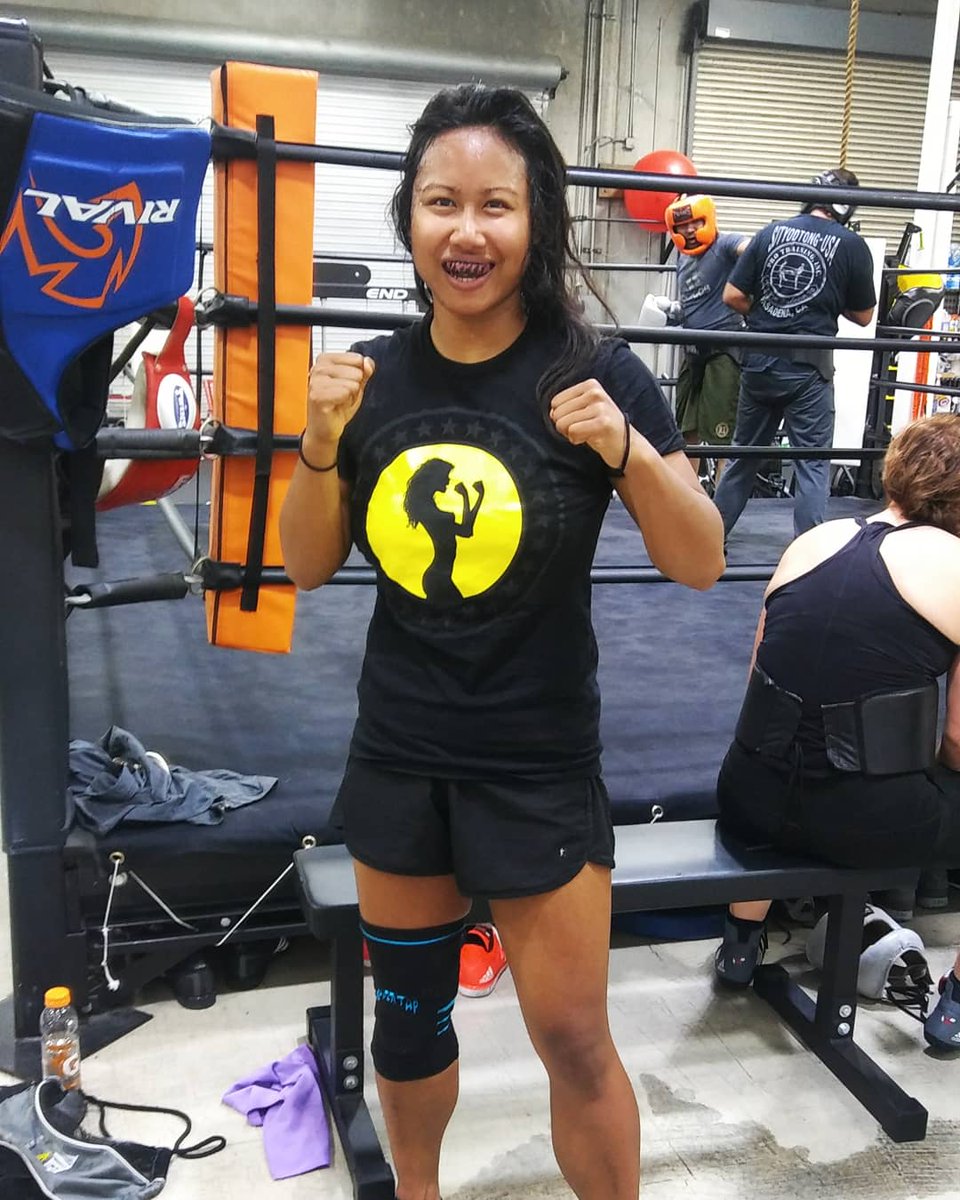 SavannahEm1's tweet photo. Good to get some light boxing in again with the guys and gals of @strongsportsgym (while rockin' my trusty NeverTap knee brace BLACK EDITION) https://t.co/zJOt3qkR6u
#boxing #strongsportsgym #chinatown #spar #fight #train #mma #femalefighter #gloveup #nevertapgear #fightchix https://t.co/I4tAD6Ta4Z