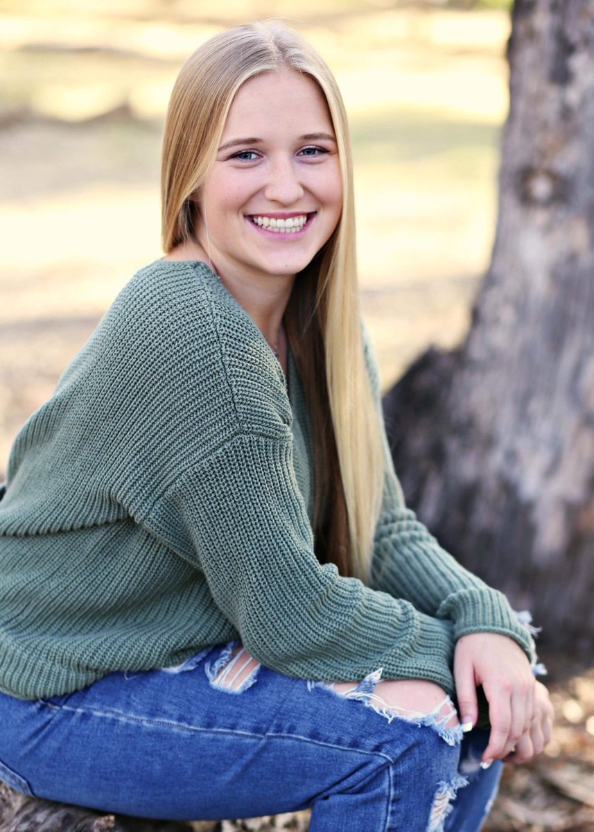 coralheinrichs's tweet photo. a few senior pics for ya🎓💚 https://t.co/iHOLnZetZo
