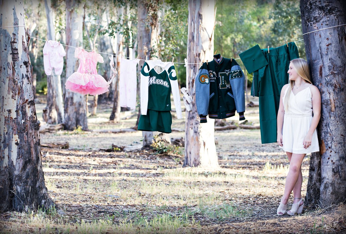 coralheinrichs's tweet photo. a few senior pics for ya🎓💚 https://t.co/iHOLnZetZo
