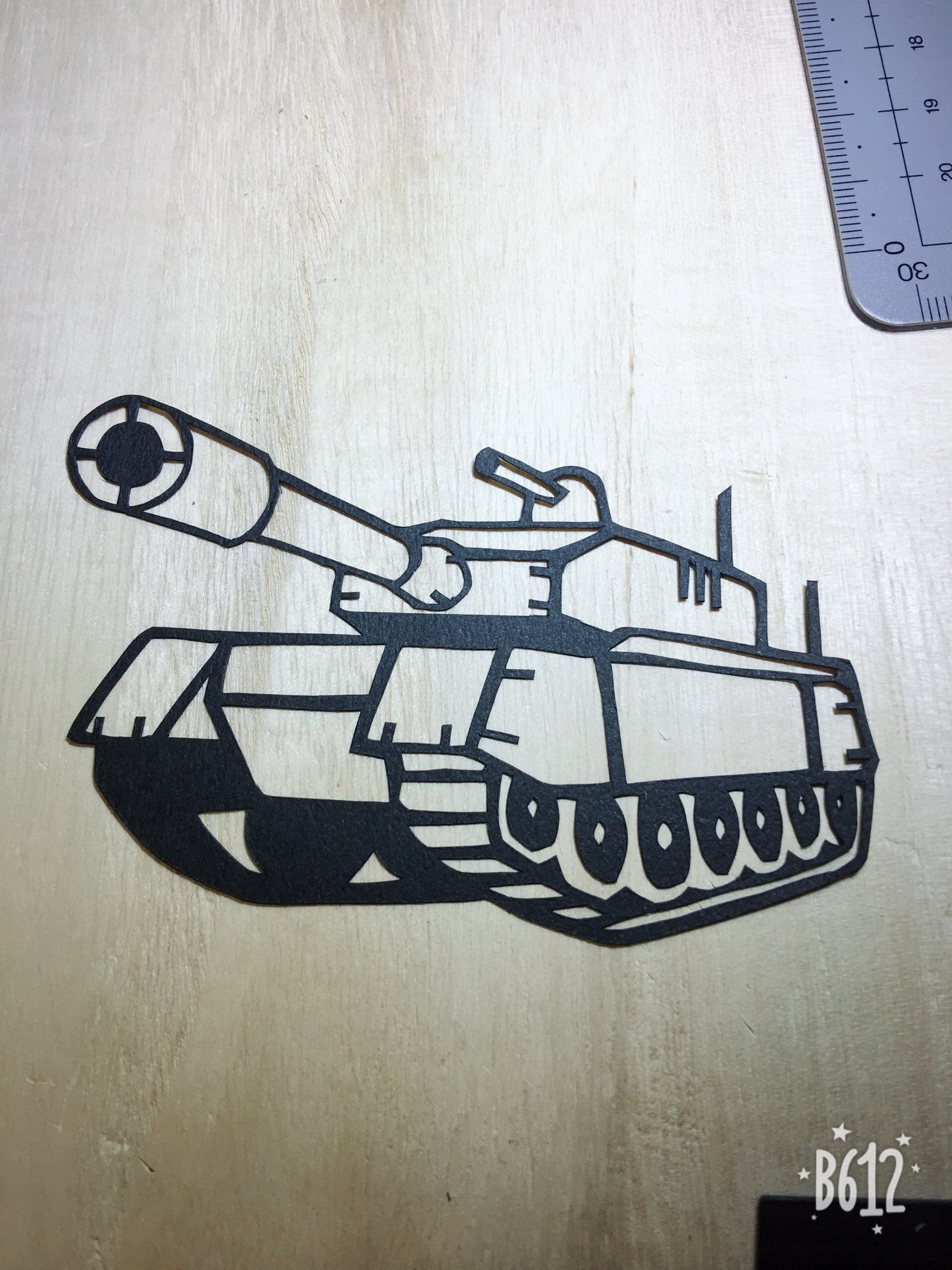 未熟な魔女 みぃ 占い師 切り絵 戦車 いらすとや優秀 寝惚けで切ったせいでまたもや走らなさそうな戦車完成 T Co Ehuagcnimz Twitter