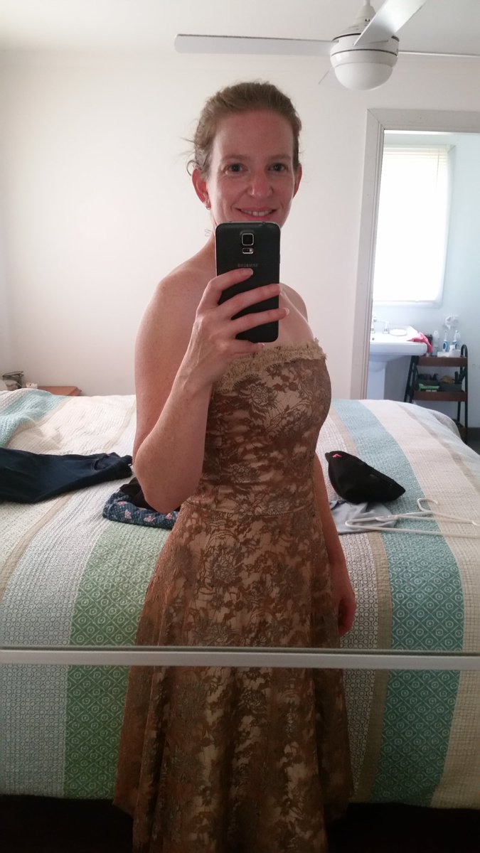 Jolikestowrite's tweet photo. What a Friday!!!
#flexitforBobby inspired by the man himself @BobbyMaximus
PB on my 1000m cardio finisher run (M4W3D4)
AND #challengecompleted!! I finally fit back into my engagement dress, after 13 years!!!! ππππ
#mpcislife
@SamHeughan @MyPeakChallenge https://t.co/PfBaDCe6Ts