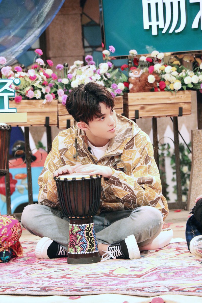 180518 吴磊工作室: #吴磊##我是大侦探吴磊# 作为音乐旅行真人秀的导演，怎么还能没点才艺了？吴导@吴磊LEO 在现场欢快地敲起了鼓，请问吴语导演能点首歌嘛[喵喵]

#wulei #leowu #我是大侦探 #whosthekeyman