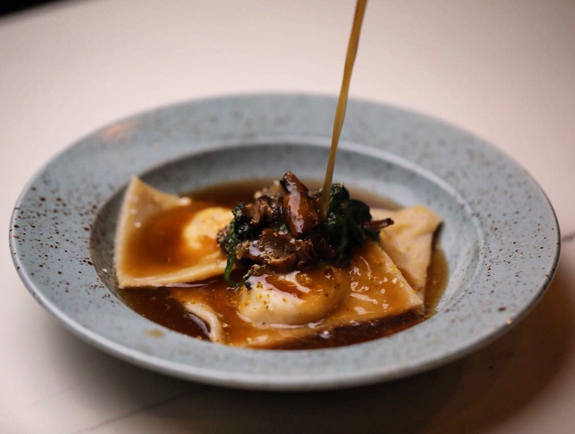 Lucas_Local's tweet photo. Consomé de hongos de temporada & ravioli con requesón de Sonora 👌🏽💥de @La_Suastegui #EstamosLucas #cenamaridaje #magia&vino #foodporn #foodpic #foods #foodgasm #foodphotography #foodstagram https://t.co/rVKOtRv0rP