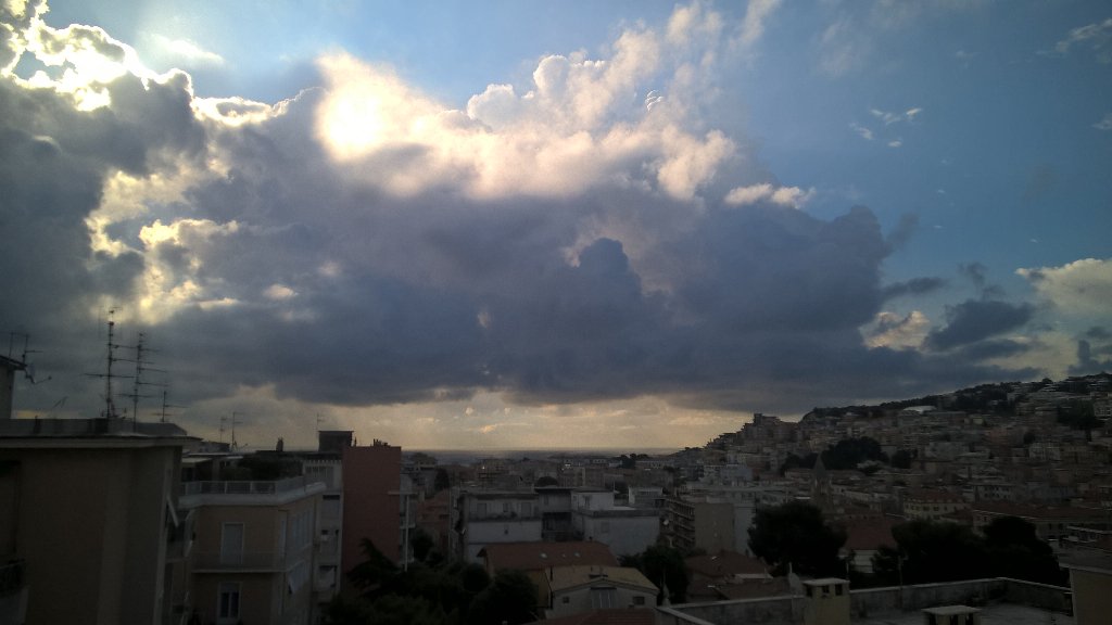 maxghostsamurai's tweet photo. Nuvolone in #Ancona
#Buongiorno in #Clouds
#QuieOra
#difficilmentetaggable https://t.co/u6V3d6IXjM
