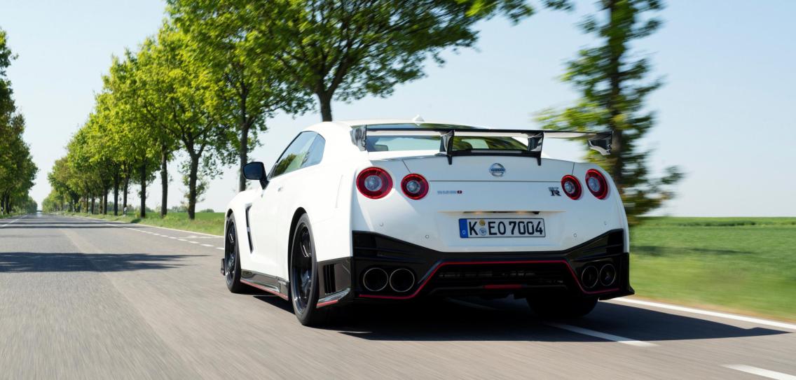 autoderwoche's tweet photo. Auf Augenhöhe mit dem Porsche Turbo. Der @Nissan #GTR #Nismo ist mein #AutoderWoche. https://t.co/pyjvpBcvor https://t.co/UkKhtDTdcT