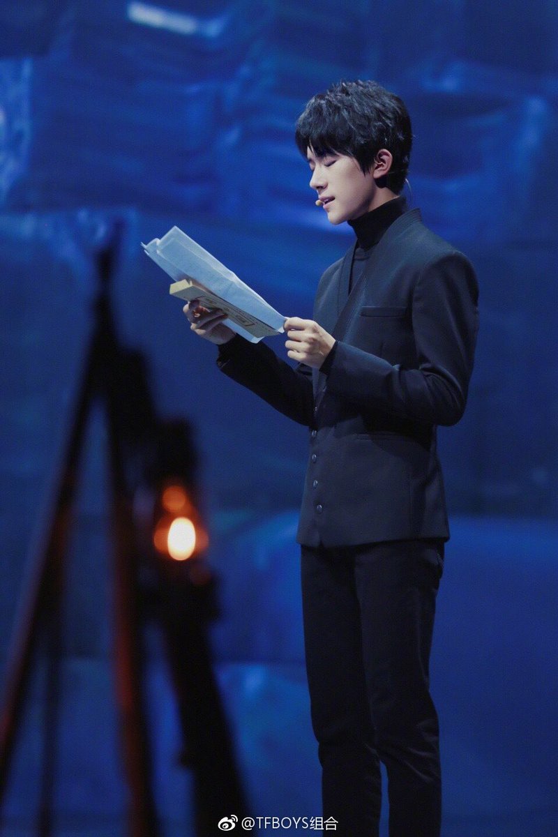 JacksonYee_YT's tweet photo. Transformed into a messenger, #JacksonYee reads a heartwarming family letter written by 23yr-old hero Ma Tingkai. It recounts the time of war and unrests, as well as the most precious family love and belief ❤️. Tonight stay tuned to CCTV1
Cr. TFBOYS组合 https://t.co/uKt5kntkYv