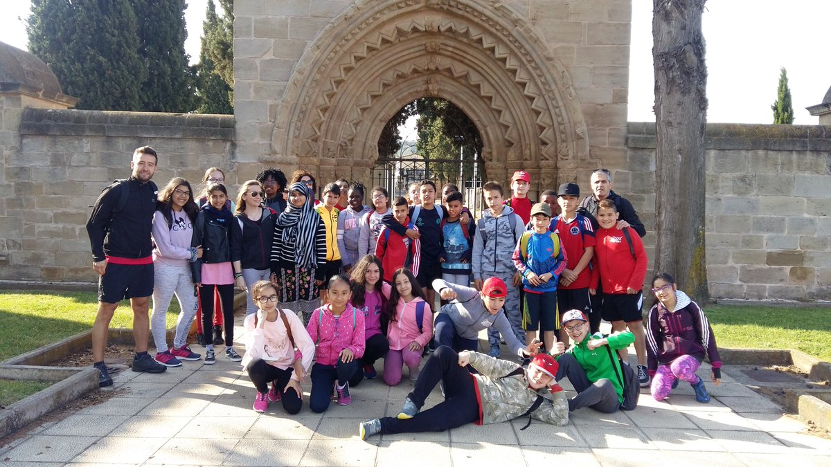 CEIPMADREDEDIOS's tweet photo. Camino de Santiago entre Navarrete y Nájera con alumnos de 6º y la Asociación de Amigos del Camino de Santiago. Buen día https://t.co/7LnfKiXRxc
