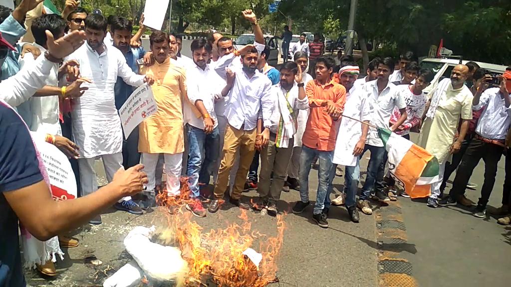 dadaryambar's tweet image. कर्नाटका चुनाव में भाजपा द्वारा लोकतंत्रत से खिलवाड़ किया गया है जिसके विरोध में आज भोपाल में नरेंद्र मोदी का पुतला दहन किया गया।
#NSUI_SPOKESPERSON
#KarnatakaVerdict 
@nsui @INCMP @INCIndia @RahulGandhi @digvijaya_28 @IYC @divyaspandana @rssurjewala @VipinWankhede_